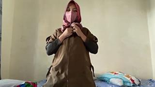 Mamah Muda Hijab Sange Remes Nenen Keluar Susu Bokep Indo